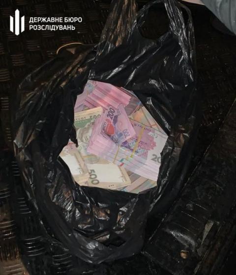 Чиновника Кабмина задержали с 2 миллионами гривен взятки в черном пакете: фото