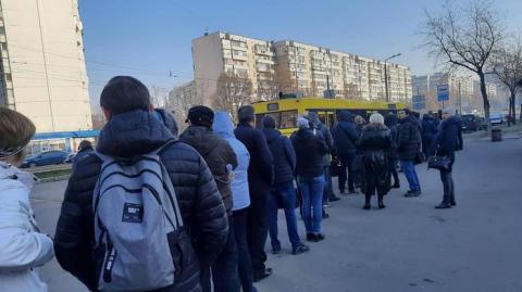 Карантин по-киевски: на остановке скопились более 100 людей
