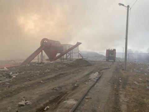 На Львовщине горит мусорная свалка: с огнем борются десятки спасателей – фото, видео