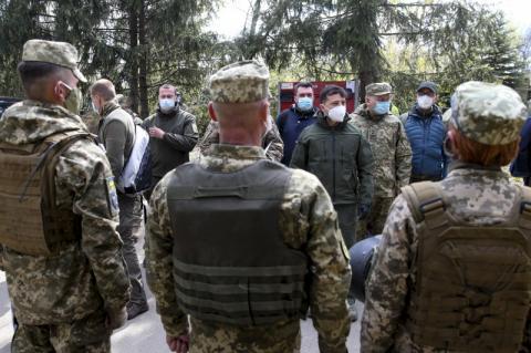 Президент ознакомился с оперативной обстановкой на передовых позициях ВСУ на Донбассе