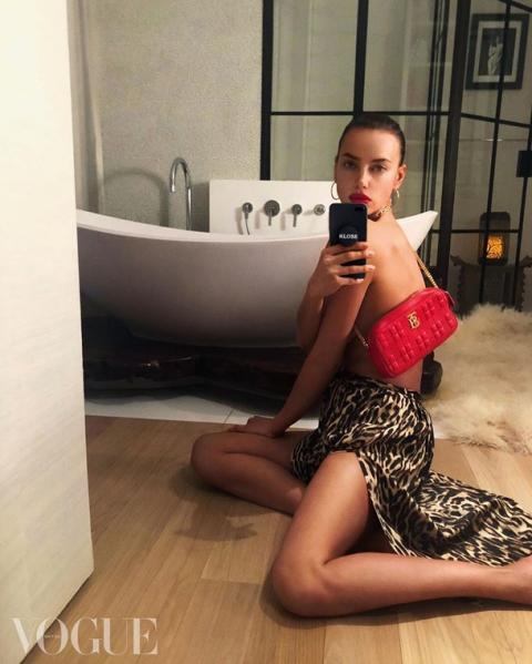 Ирина Шейк сделала селфи топлес для Vogue