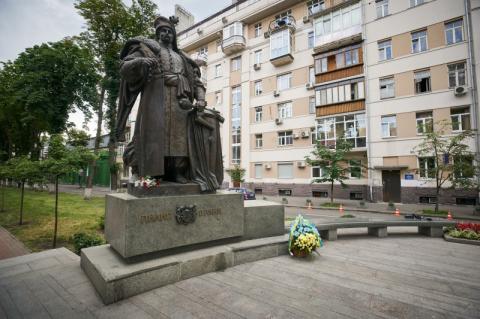 Президент возложил цветы к памятнику гетману Филиппу Орлику, творцу первой украинской Конституции