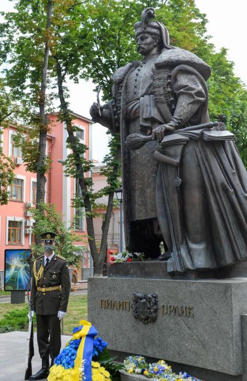 Ко Дню Конституции Украины руководство Верховной Рады почтило память гетмана Филиппа Орлика