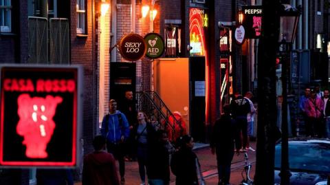 "Без поцелуев": бордели квартала красных фонарей открылись для секс-туристов