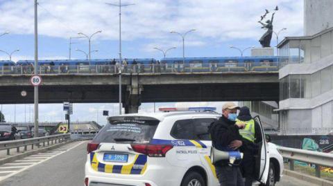 В Киеве люди перекрыли мост Метро: движение заблокировано (видео)
