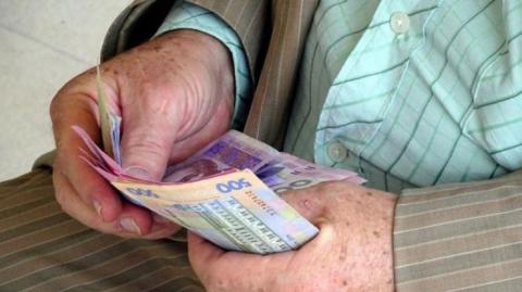 Украинцам будут платить компенсации за задержку пенсий и зарплат