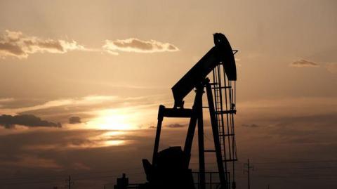 Мировые цены на нефть "ползут" вниз - Bloomberg