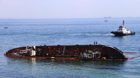 В Одессе начался подъем затонувшего танкера Delfi