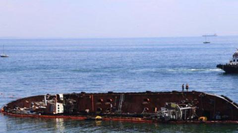В Одессе не смогли поднять затонувший танкер: названы причины