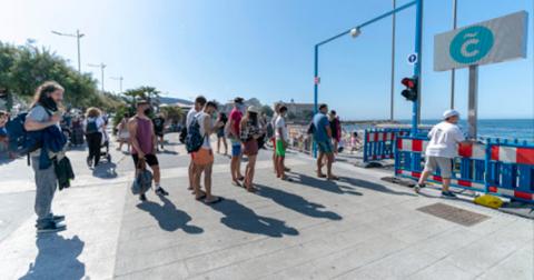 Туристам приходиться стоять в очереди на пляж в Испании