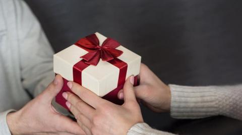 Чем удивить жену или мужа: интересные идеи необычных подарков