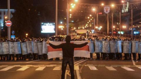 Под посольством Беларуси в Киеве собираются люди