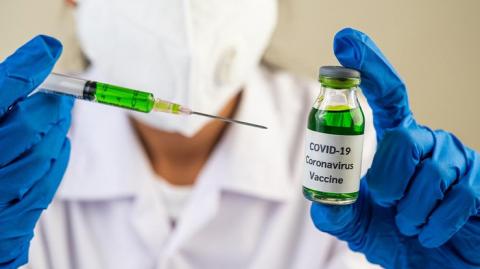 Еврокомиссия заказала вакцину против коронавируса у компании AstraZeneca