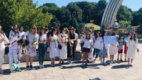 В Киеве женщины устроили "цепь солидарности" с белорусами (фото, видео)