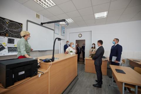 Владимир Зеленский посетил Николаевскую санаторную школу, где учатся и проходят реабилитацию дети со сколиозом