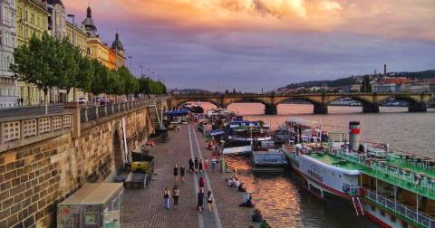 В Праге туристам запретят пить на набережных ночью