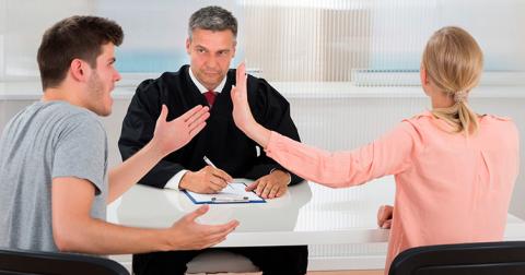 Как адвокату по семейным делам следует проводить первичную консультацию для построения эффективной стратегии?