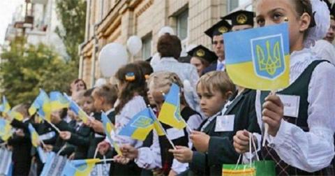 Ежедневное исполнения гимна в школах Киева просят отменить