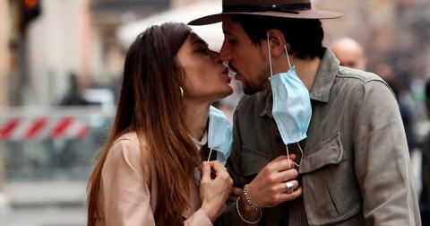 В Италии влюбленных наказали за нежелание целоваться в масках