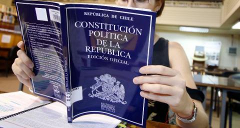 В Чили проголосовали за то, чтобы конституцию писать без юристов