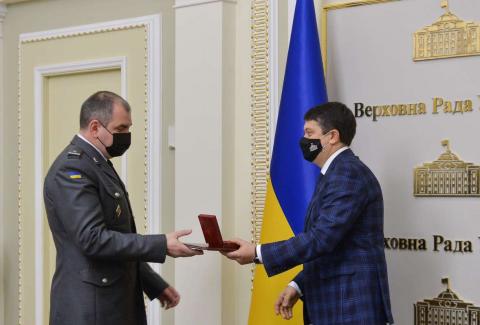 Дмитрий Разумков вручил знаки отличия Верховной Рады работникам Управления государственной охраны Украины
