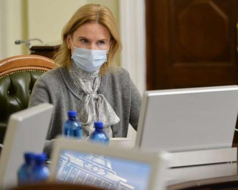 Премьер-министр должен назвать конкретную дату начала массовой и бесплатной вакцинации украинцев от COVID-19, – Елена Кондратюк