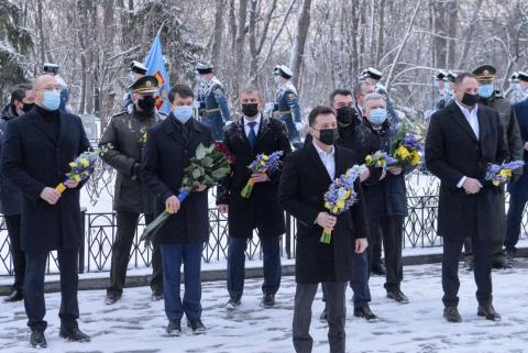 Председатель Верховной Рады Украины принял участие в церемонии возложения цветов к Памятному кресту Героям Крут