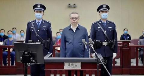 Китайского финансиста казнили за взятки и политические авантюры