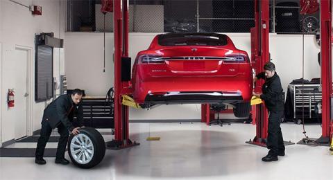 Tesla решила самостоятельно заняться ремонтом битых автомобилей