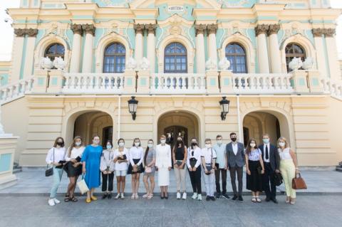 Елена Зеленская поздравила экскурсоводов Мариинского дворца с юбилейной, семидесятой экскурсией в рамках программы «Детский день»