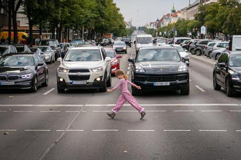 В Берлине нарисуют больше «зебр» ради комфорта пешеходов