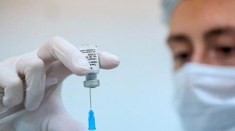 "Спутник V": первая европейская страна официально одобрила применение вакцины