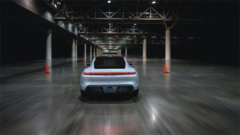 Новейший электрокар Porsche разогнали до 165 км/ч в помещении
