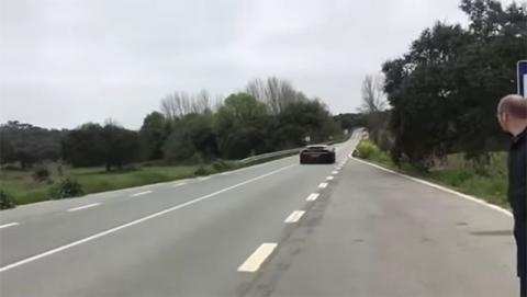 Как выглядит автомобиль на скорости 370 км/ч глазами прохожего (видео)