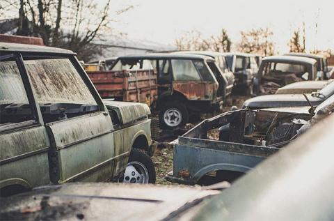 Огромное кладбище внедорожников Range Rover показали на фото