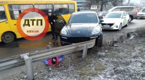 Железный отбойник в Киеве насквозь прошил Porsche Cayenne