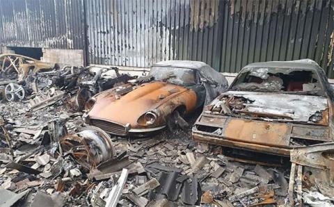Уникальная коллекция из 80 роскошных авто сгорела в ангаре (фото)