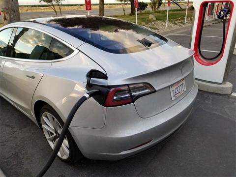Владелец Tesla Model 3 застрял на зарядке на 15 часов из-за глюка системы