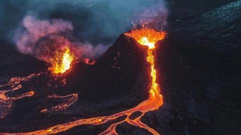 Фотограф снял уникальные кадры извергающегося вулкана (видео)