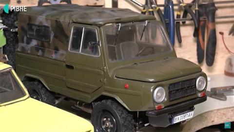 Украинский ювелир создал впечатляющую коллекцию автомобилей в миниатюре (видео)