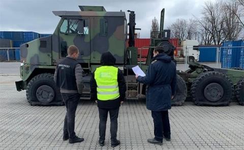 В Украине военный тягач пытались выдать за гражданский грузовик