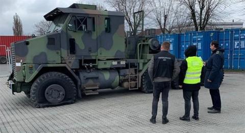 В Украине военный тягач пытались выдать за гражданский грузовик