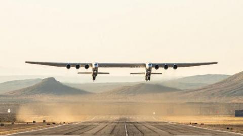 "Небесный" рекордсмен: самый большой самолет взмыл над землей (видео)