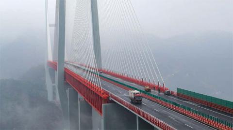 В Китае высокогорный мост дополнили петлей для выполнения разворота (видео)