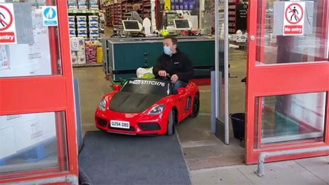 Впервые в мире детскому автомобилю выдали настоящие номерные знаки (видео)