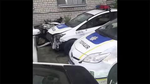 На видео показали свалку битых авто патрульной полиции Украины