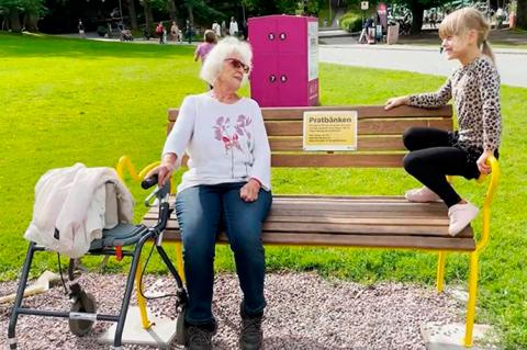 В Швеции установили скамейки, которые помогают начать разговор