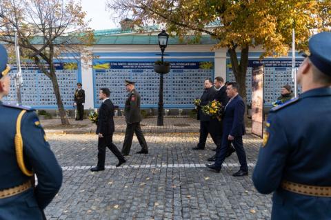 Владимир Зеленский у Стены памяти на Михайловской площади почтил погибших за Украину