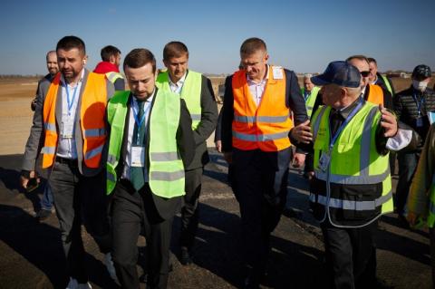 Заместитель руководителя Офиса Президента ознакомился с ходом реконструкции взлетно-посадочной полосы аэропорта Херсон