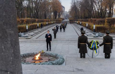 В День изгнания из Украины нацистских захватчиков Президент возложил цветы к могиле Неизвестного солдата